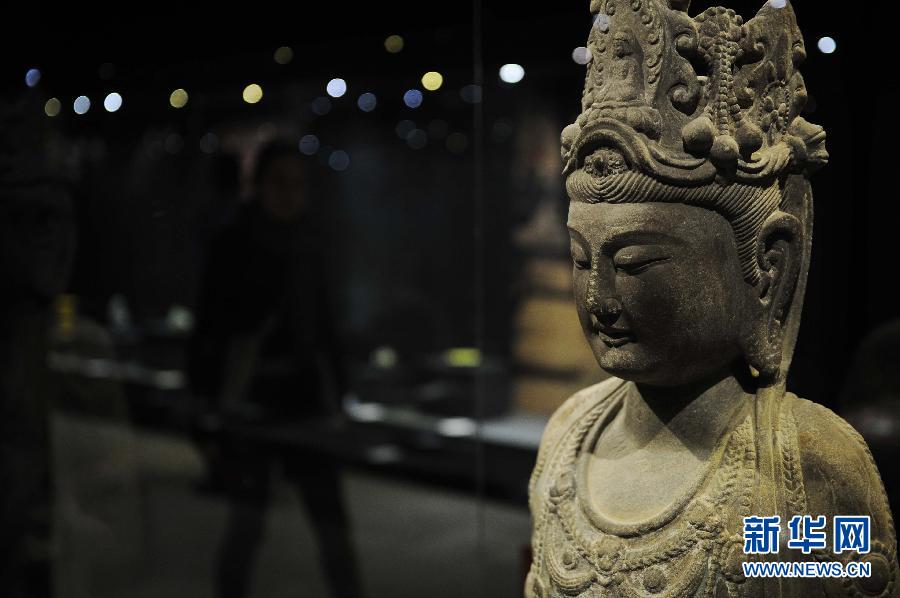 Un statue de bouddha est exposée dans le cadre de l'« Exposition des trésors du patrimoine culturel chinois » qui s'est ouverte, le 20 novembre, au musée du Palais de Topkapı à Istanbul. (Photo : Ma Yan)
