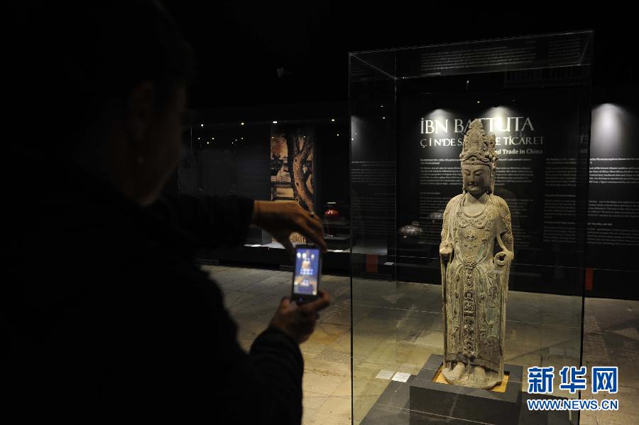 Le 20 novembre au musée du Palais de Topkapı à Istanbul, un visiteur photographie une statue de bouddha exposée. (Photo : Ma Yan)