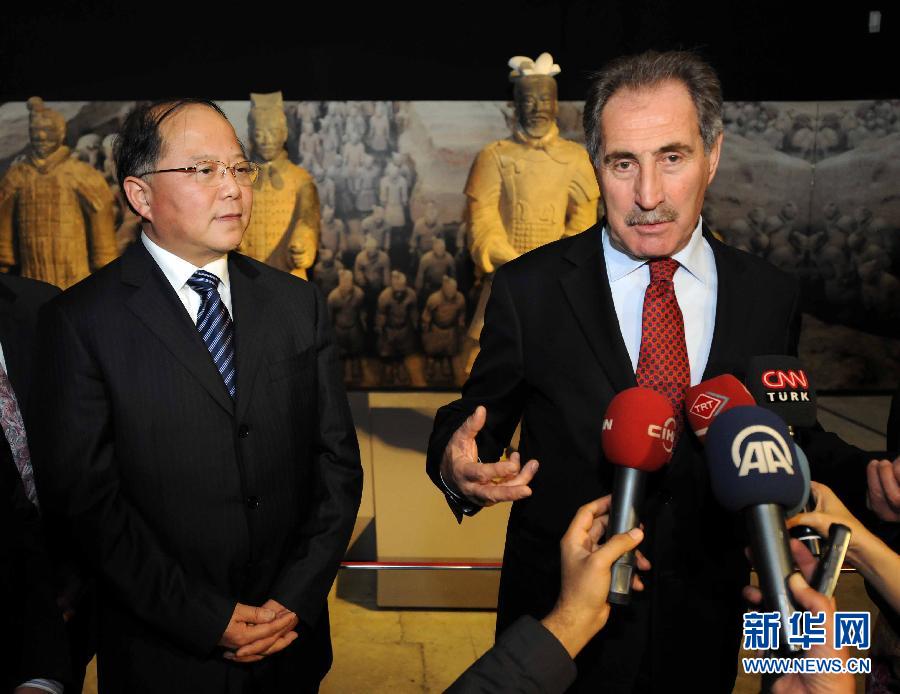 Le 20 novembre au musée du Palais de Topkapı à Istanbul, le vice-Ministre culturel chinois Li Xiaojie (à gauche) et le Ministre de la Culture et du Tourisme de la Turquie Ertuğrul Günay (à droite) devant les médias. (Photo : Ma Yan)