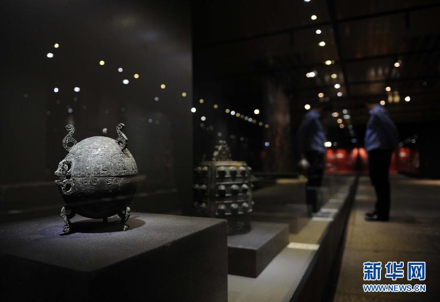 Le 20 novembre au musée du Palais de Topkapı à Istanbul, un visiteur regarde des antiquités de cuivre. (Photo : Ma Yan)