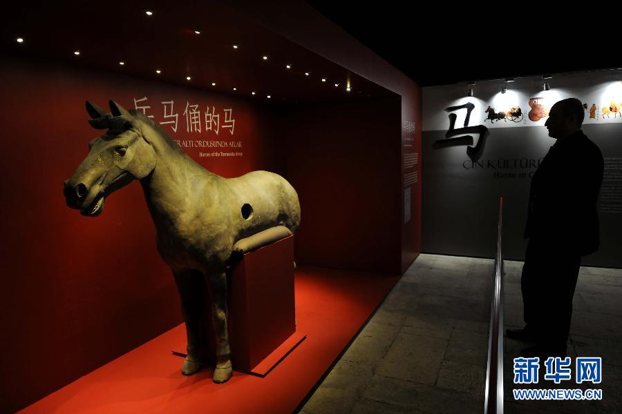 Mardi 20 novembre au musée du Palais de Topkapı à Istanbul, des visiteurs admirent les guerriers en terre cuite venant du Musée du mausolée de l'empereur Qin. (Photo : Ma Yan)