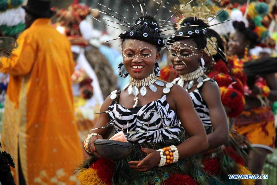 Des artistes nigérianes lors de la cérémonie d'ouverture du Carnaval d'Abuja 2012, à Abuja, capitale du Nigeria, le 24 novembre 2012.  (Photo : Chen Shupin)