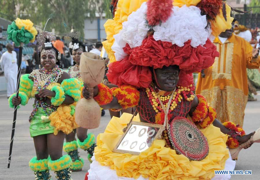 Des artistes nigérians lors de la cérémonie d'ouverture du Carnaval d'Abuja 2012, à Abuja, capitale du Nigeria, le 24 novembre 2012.  (Photo : Niu Xiaoxi)