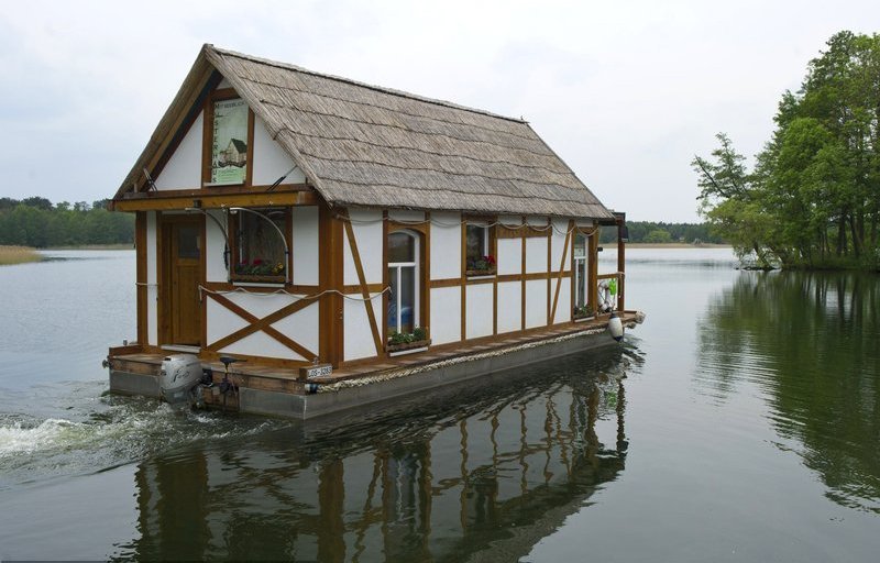 Cette photo a été prise le 12 mai 2011 à Rietz, en Allemagne. Harald Busse a finalement achevé son rêve, construire une maison sur l'eau, après des centaines d'heures de travail.