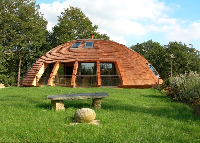 Cette résidence étrange de la forme d'un OVNI s'appelle Dome Home. C'est en fait une résidence écologique. Les panneaux solaires sur le toit permettent de transformer efficacement l'énergie solaire.