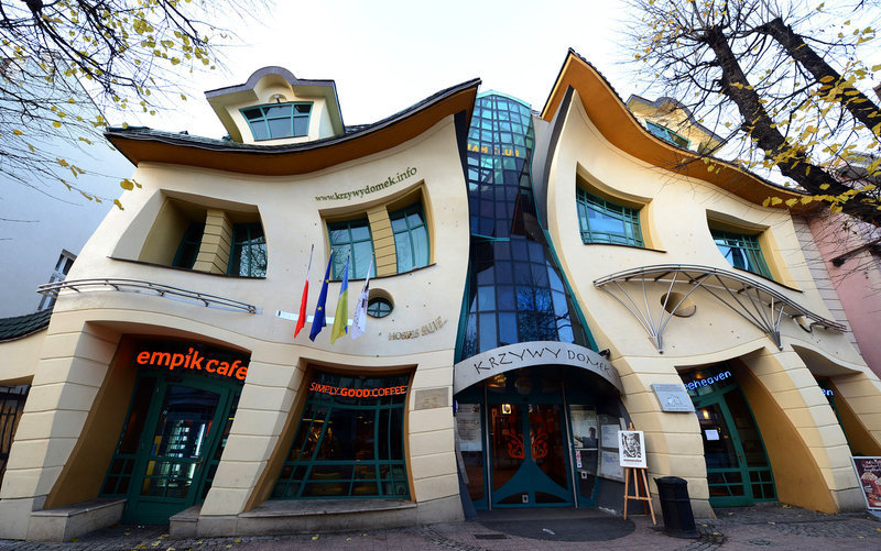 La résidence qui se déforme, photo prise le 14 novembre 2012 à Sopot en Pologne. La conception de ce bâtiment s'inspire de l'artiste Jan Szancer.