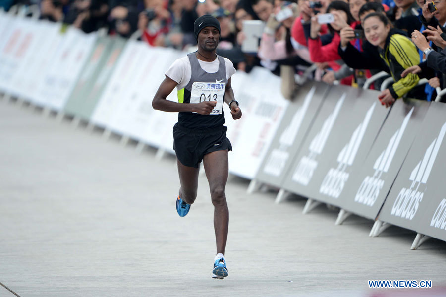 L'Ethiopien Tariku Jufar Robi court vers la ligne d'arrivée du Marathon international de Beijing, le 25 novembre 2012. Tariku Jufar Robi a remporté la médaille d'or du marathon hommes en 2 heures, 9 minutes et 39 secondes. (Photo : Guo Yong)