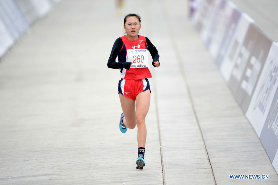 La Chinoise Jia Chaofeng court vers la ligne d'arrivée du Marathon international de Beijing, le 25 novembre 2012. Jia Chaofeng a remporté la médaille d'or du marathon femmes en 2 heures, 27 minutes et 40 secondes. (Photo : Guo Yong)