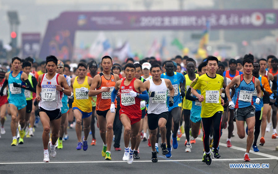  Les concurrents du Marathon international de Beijing, le 25 novembre 2012. (Photo : Cao Can)