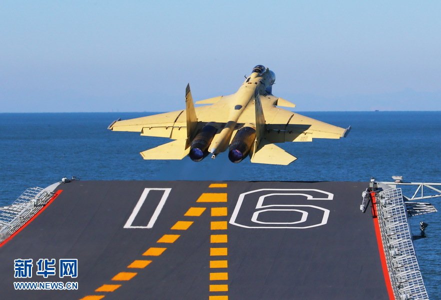 Le premier appontage d'un J-15 sur le porte-avoins chinois Liaoning (11)
