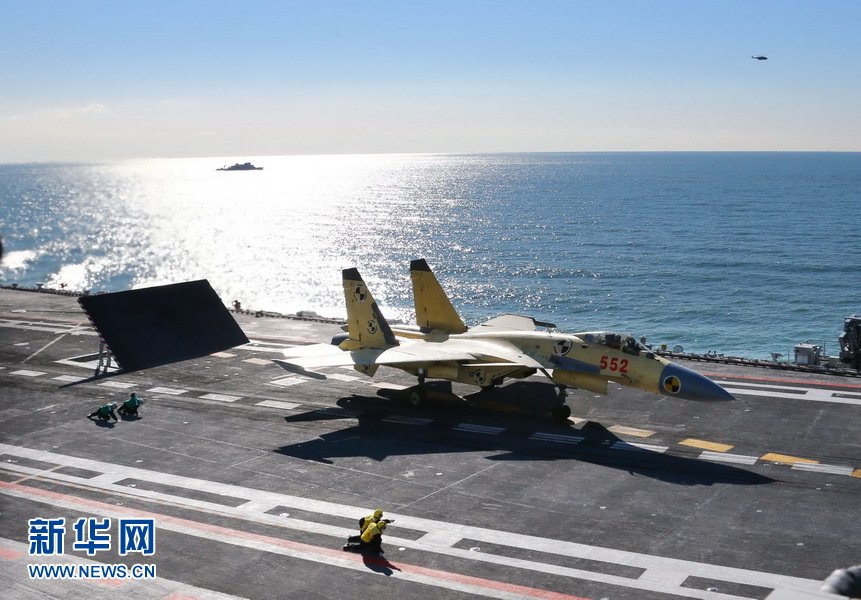 Le premier appontage d'un J-15 sur le porte-avoins chinois Liaoning (8)