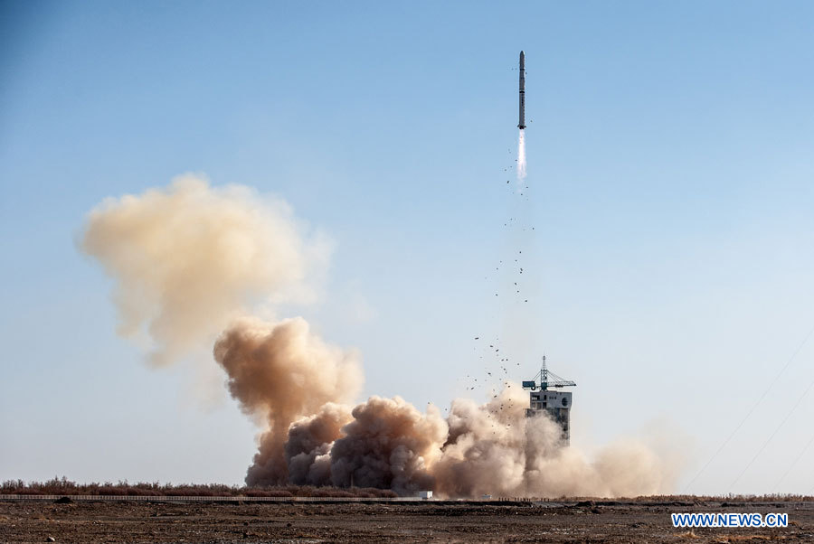 Une fusée porteuse Longue Marche 4C transportant le satellite de télédétection Yaogan XVI décolle depuis la plate-forme du Centre de lancement de satellites de Jiuquan, dans la province du Gansu (nord-ouest), le 25 novembre 2012. (Photo : Liu Chan)