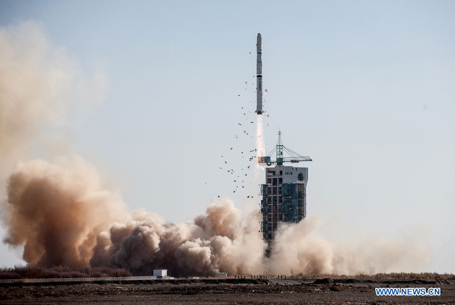 Une fusée porteuse Longue Marche 4C transportant le satellite de télédétection Yaogan XVI décolle depuis la plate-forme du Centre de lancement de satellites de Jiuquan, dans la province du Gansu (nord-ouest), le 25 novembre 2012. (Photo : Liu Chan)