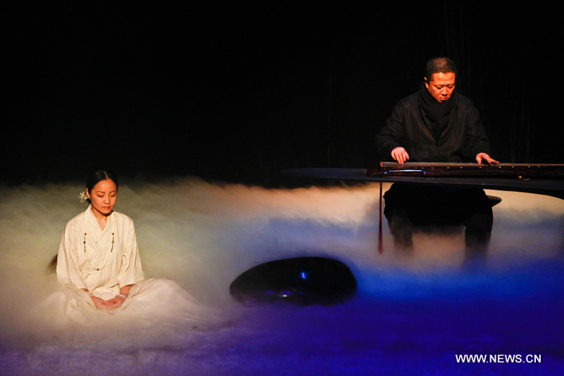 Un artiste joue au guqin, un instrument de musique traditionnel chinois à cordes pincées, au Centre national des arts du spectacle de Beijing, le 25 novembre 2012. (Photo : Li Mangmang)