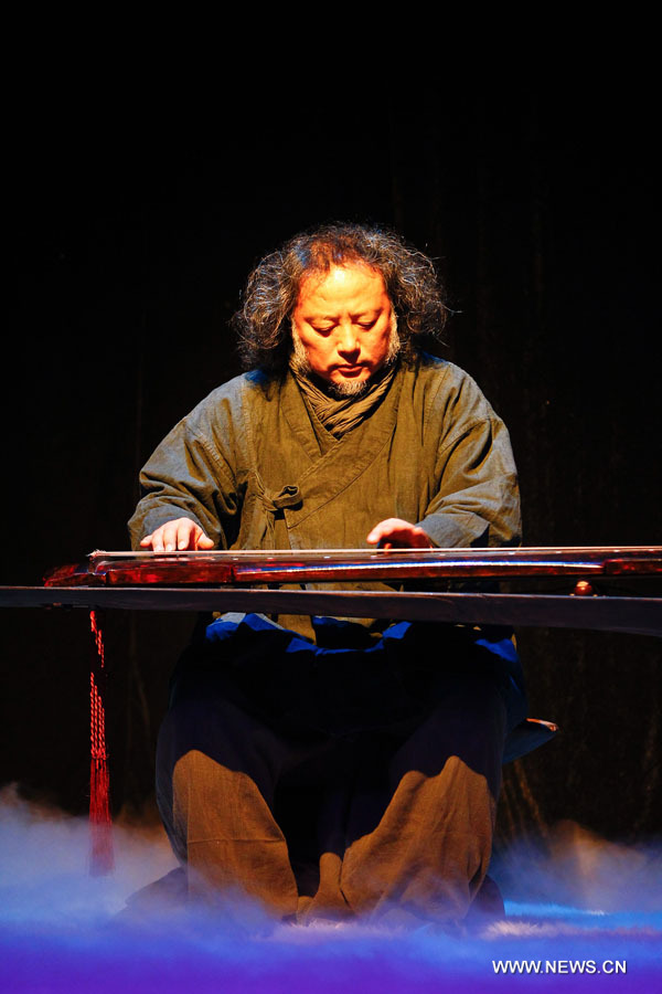 Un artiste joue au guqin, un instrument de musique traditionnel chinois à cordes pincées, au Centre national des arts du spectacle de Beijing, le 25 novembre 2012. (Photo : Li Mangmang)