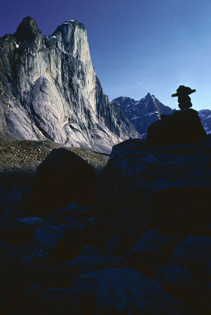 Le mont Thor, une montagne granitique dans le parc national d'Auyuittuq, au Canada. Elle est l'une des parois rocheuses verticales les plus pures avec 1 250 mètres de rempart et un angle d'inclinaison moyen de 105 degrés.
