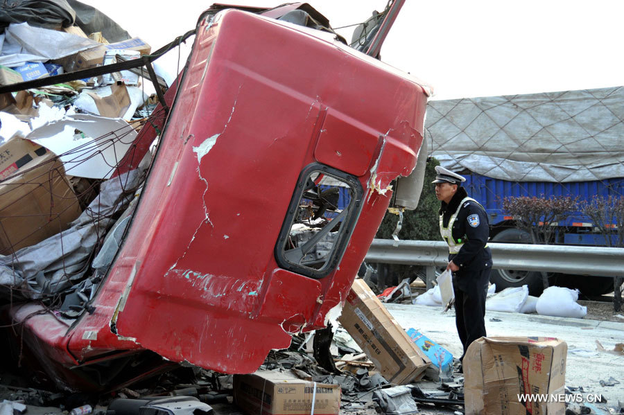 Plusieurs collisions provoquées par le brouillard font sept morts dans l'est de la Chine  (2)