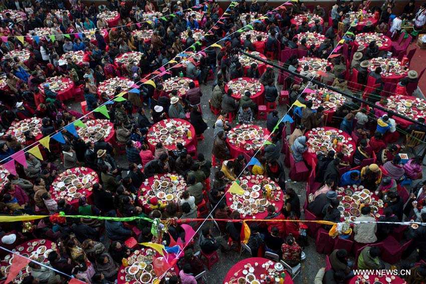 Le banquet d'un mariage tibétain dans la commune de Xiangbala du district de Xiangcheng, dans la province du Sichuan (sud-ouest), le 25 novembre 2012. 