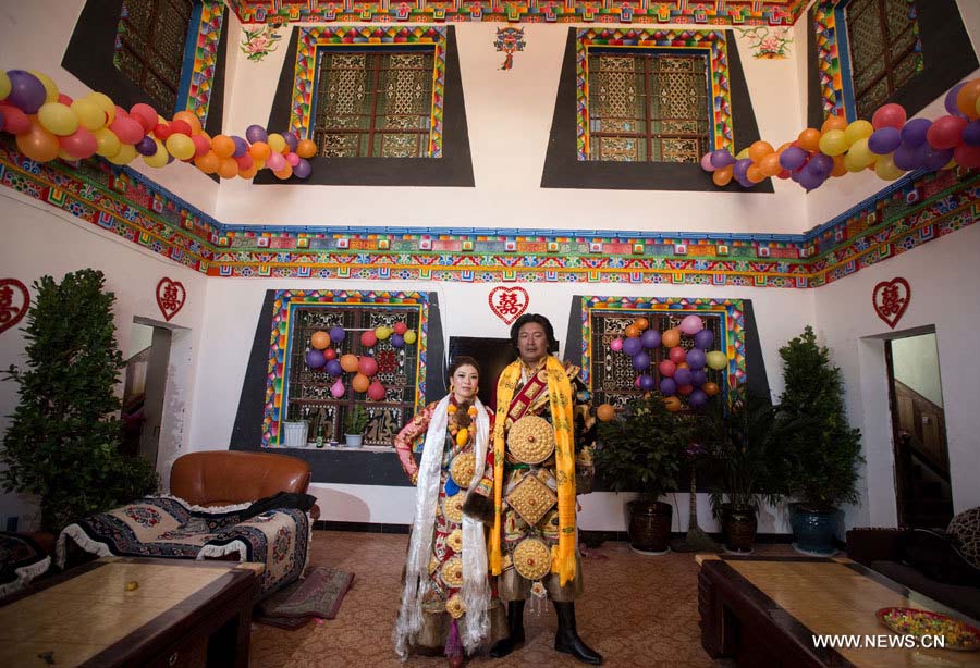 Les mariés Zhang Yufe, appartenant au groupe ethnique Han, et Raidain Jamco lors de leur cérémonie de mariage dans la commune de Xiangbala du district de Xiangcheng, dans la province du Sichuan (sud-ouest), le 25 novembre 2012. 