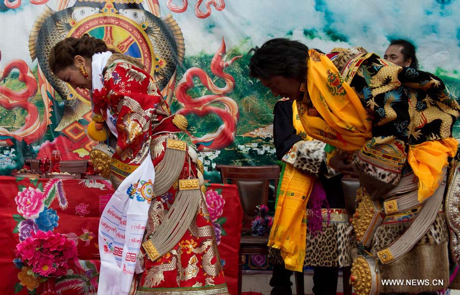 Les mariés Zhang Yufe, appartenant au groupe ethnique Han, et Raidain Jamco lors de leur cérémonie de mariage dans la commune de Xiangbala du district de Xiangcheng, dans la province du Sichuan (sud-ouest), le 25 novembre 2012.