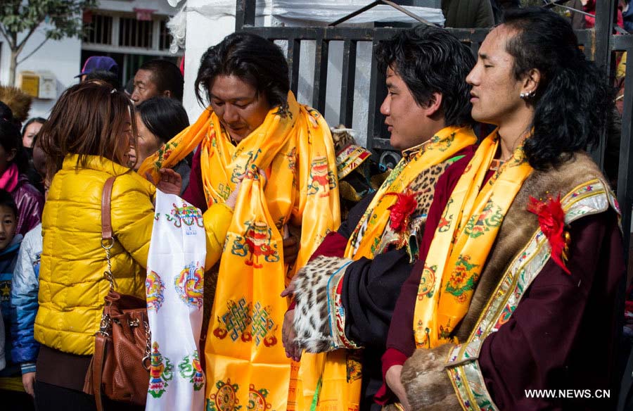 Raidain Jamco (au centre), reçoit une hada ou "écharpe de fécilité" lors de sa cérémonie de mariage dans la commune de Xiangbala du district de Xiangcheng, dans la province du Sichuan (sud-ouest), le 25 novembre 2012. 