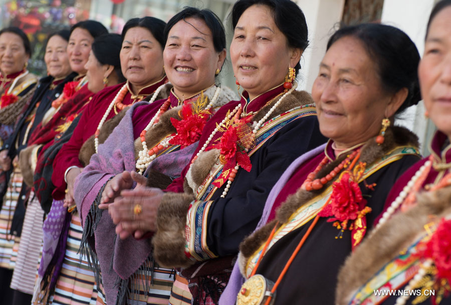 Les invités d'une cérémonie de mariage tibétain dans la commune de Xiangbala du district de Xiangcheng, dans la province du Sichuan (sud-ouest), le 25 novembre 2012.