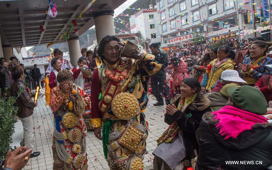 Les mariés Zhang Yufe, appartenant au groupe ethnique Han, et Raidain Jamco lors de leur cérémonie de mariage dans la commune de Xiangbala du district de Xiangcheng, dans la province du Sichuan (sud-ouest), le 25 novembre 2012. 