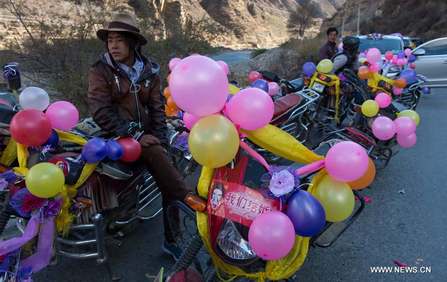 Des motos ouvrent le cortège qui escorte la mariée jusqu'à la cérémonie de mariage dans la commune de Xiangbala du district de Xiangcheng, dans la province du Sichuan (sud-ouest), le 25 novembre 2012.