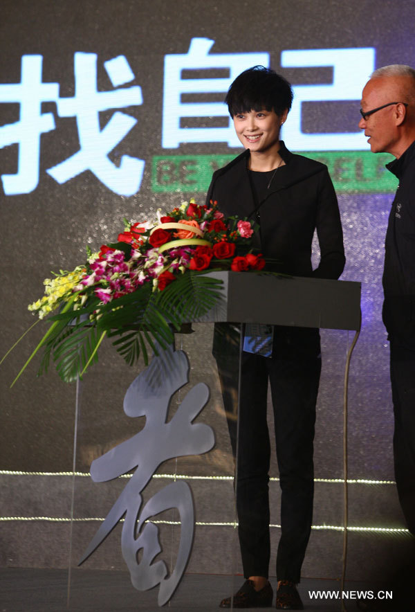 La chanteuse Li Yuchun prononce un discours lors de la cérémonie de remise des prix du Festival du film des marcheurs, à Beijing, le 26 novembre 2012. Le festival est destiné à promouvoir l'exploration en plein air et la protection de l'environnement en Chine. (Photo : Hou Dongtao)