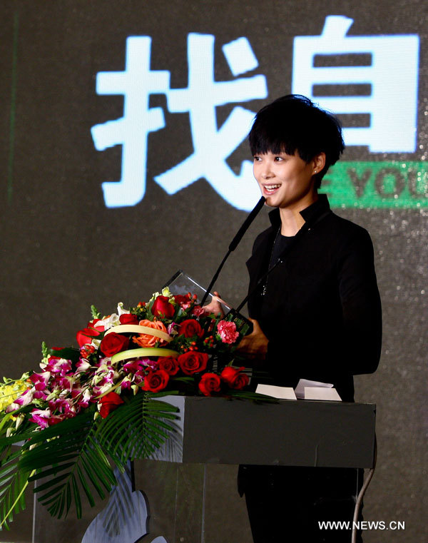 La chanteuse Li Yuchun prononce un discours lors de la cérémonie de remise des prix du Festival du film des marcheurs, à Beijing, le 26 novembre 2012. Le festival est destiné à promouvoir l'exploration en plein air et la protection de l'environnement en Chine. (Photo : Hou Dongtao)