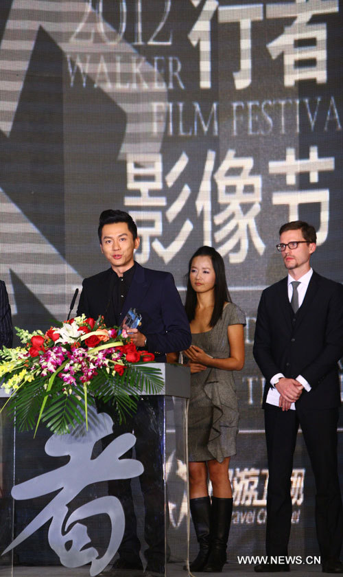 L'acteur Li Chen prononce un discours lors de la cérémonie de remise des prix du Festival du Film des marcheurs, à Beijing, le 26 novembre 2012. Le festival est destiné à promouvoir l'exploration en plein air et la protection de l'environnement en Chine. (Photo : Hou Dongtao)