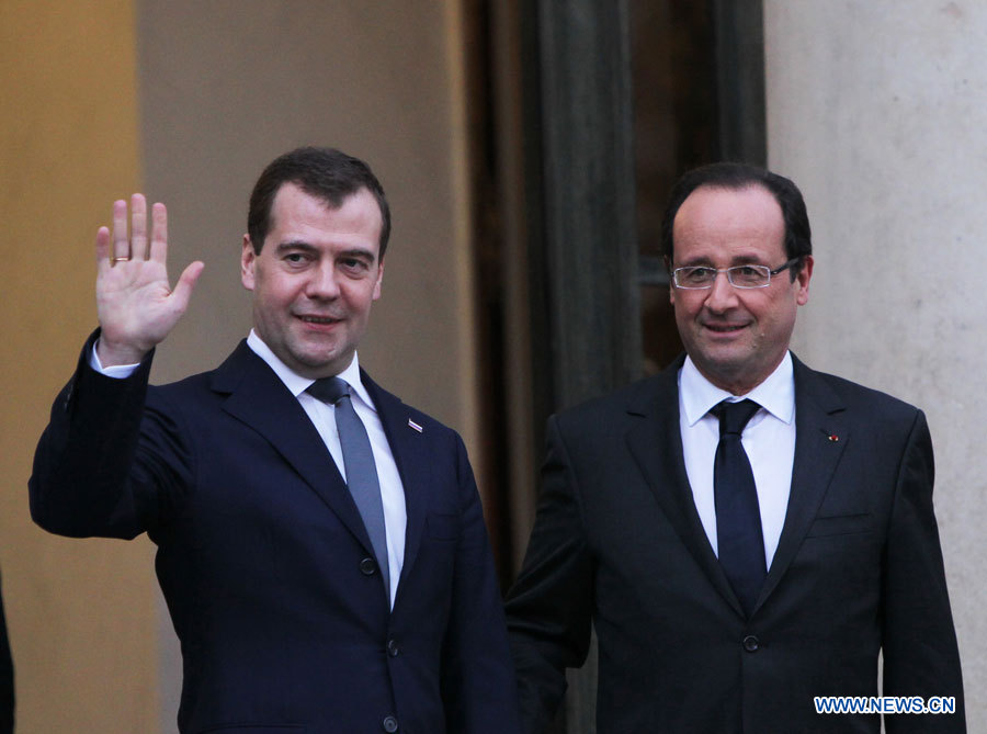 Le président français François Hollande (à droite) et le Premier ministre russe Dmitri Medvedev avant leur rencontre à l'Elysée à Paris, le 27 novembre 2012.