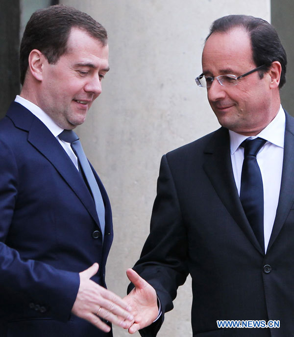 Le président français François Hollande (à droite) souhaite la bienvenue au Premier ministre russe Dmitri Medvedev avant leur rencontre à l'Elysée à Paris, le 27 novembre 2012.