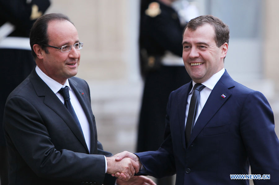 Le président français François Hollande (à gauche) souhaite la bienvenue au Premier ministre russe Dmitri Medvedev avant leur rencontre à l'Elysée à Paris, le 27 novembre 2012.