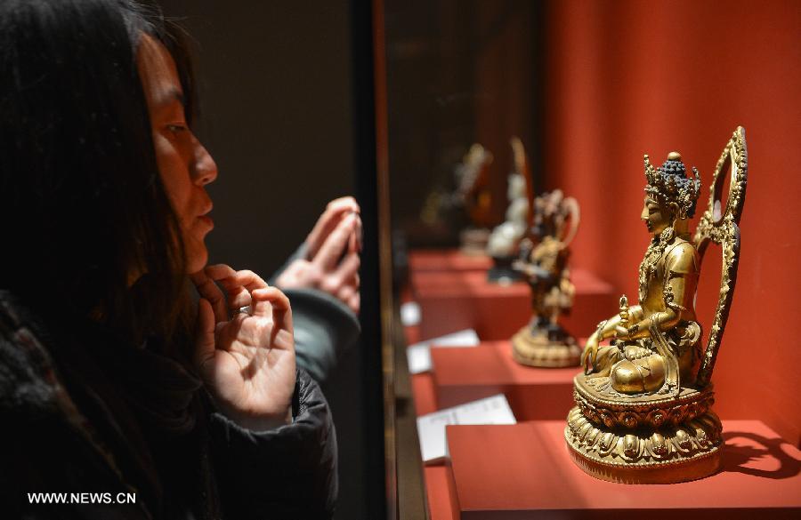 Le 27 novembre, les invités admirent les antiquitées bouddhistes exposées dans la Salle de la Rectitude. (Photo : Li Xin)