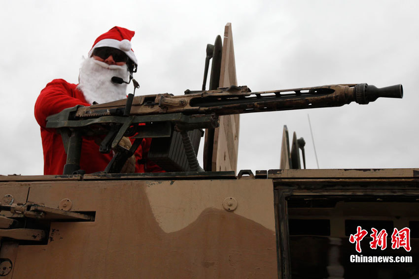 Un soldat déguisé en père Noël.