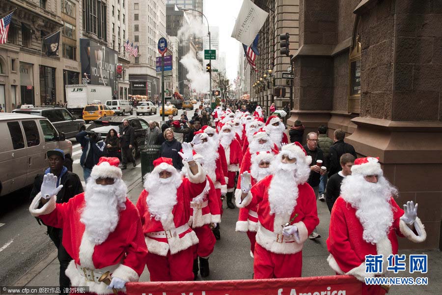 Photo prise le 23 novembre à New York, les habitants locaux déguisés en pères Noël, lors du 100e défilé des pères Noël.