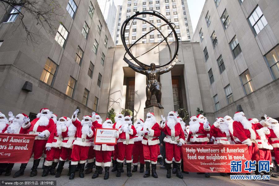 Photo prise le 23 novembre à New York, les habitants locaux déguisés en pères Noël, lors du 100e défilé des pères Noël.