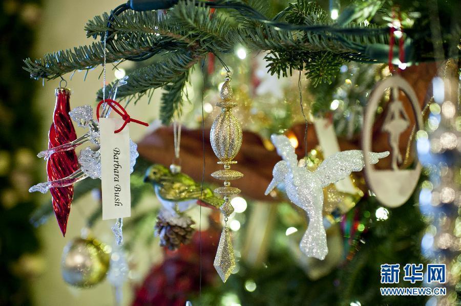 Le 28 novembre à la Maison Blanche, des décorations sur le sapin de Noël rendent hommages aux Prémières Dames précédentes des Etats-Unis.