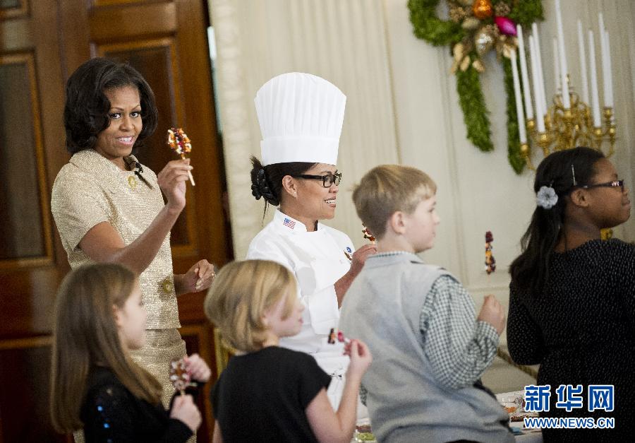 Le 28 novembre à la Maison Blanche, la Première Dame Michelle Obama prépare des bonbons de Noël avec des enfants.