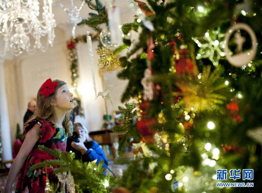 Le 28 novembre à la Maison Blanche, une petite fille venant de l'Etat de la Virginie admire les décorations sur le sapin de Noël.