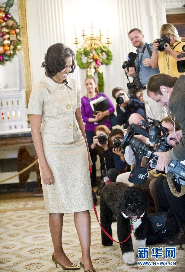 Le 28 novembre à la Maison Blanche, la Première Dame Michelle Obama, avec le Premier Chien Bo, devant les médias.