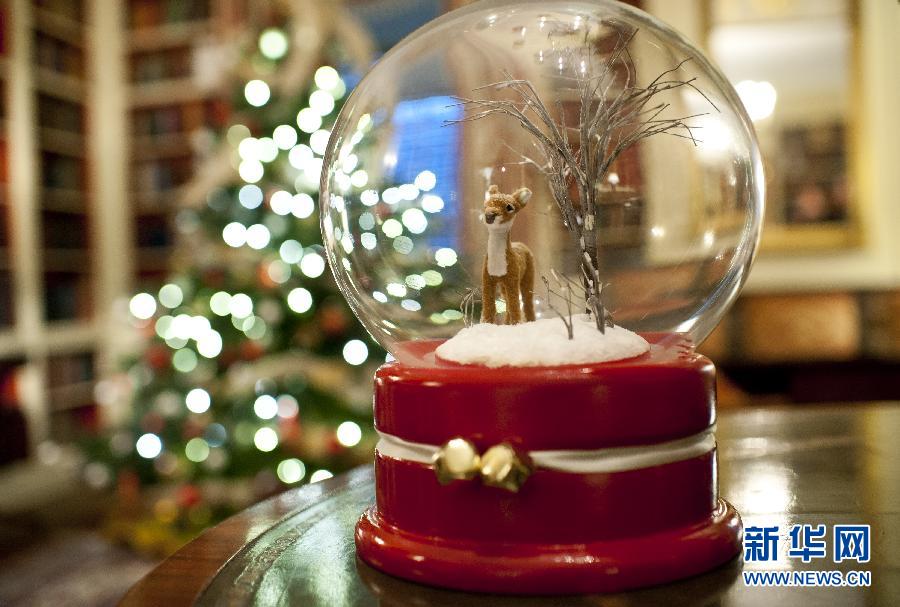 Une boule de cristal dans la bibliothèque de la Maison Blanche le 28 novembre.