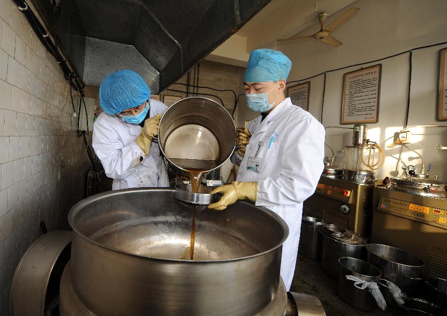 Des médecins de l’hôpital affilié à la Faculté de Médecine Traditionnelle Chinoise du Shanxi à Taiyuan, capitale de la Province du Shanxi, dans le Nord de la Chine, font bouillir des herbes médicinales, le 23 novembre 2012.