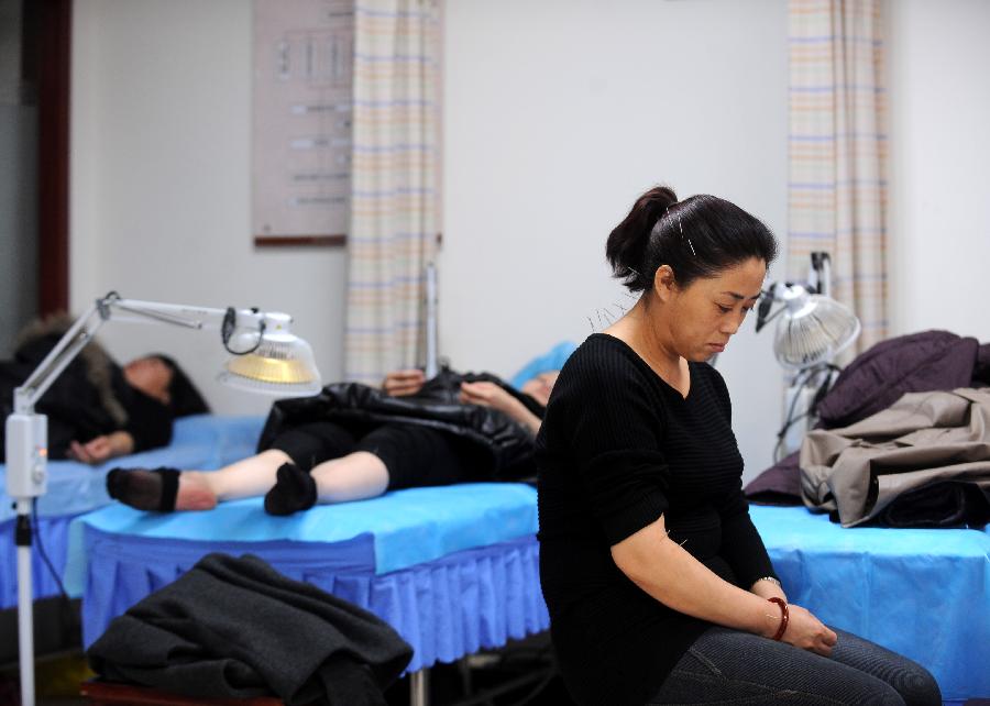 Une femme pendant une séance d'acupuncture à Taiyuan, capitale de la Province du Shanxi, dans le Nord de la Chine, le 23 novembre 2012.