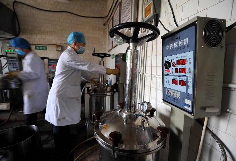 Des médecins de l'hôpital affilié à la Faculté de Médecine Traditionnelle Chinoise du Shanxi à Taiyuan, capitale de la Province du Shanxi, dans le Nord de la Chine, font bouillir des herbes médicinales, le 23 novembre 2012.