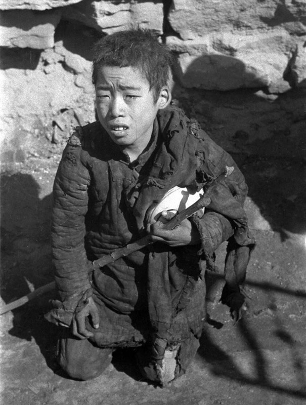 Cette photo prise en 1943 nous montre un garçon affamé.