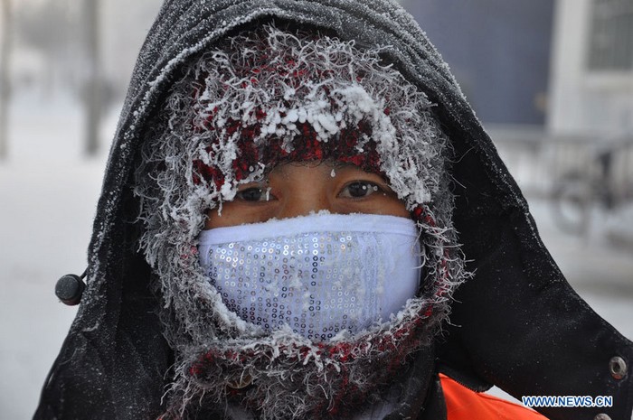 Une éboueuse emmitouflée dans un manteau couvert de givre à Hulunbuir, dans la région autonome de Mongolie intérieure (nord), le 29 novembre 2012. La ville a connu ces derniers jours des chutes de neige et une forte baisse des températures. (Photo : Yu Changjun)