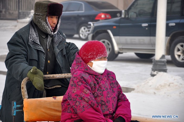 Des piétons marchent dans le froid à Hulunbuir, dans la région autonome de Mongolie intérieure (nord), le 29 novembre 2012. La ville a connu ces derniers jours des chutes de neige et une forte baisse des températures. (Photo : Yu Changjun)