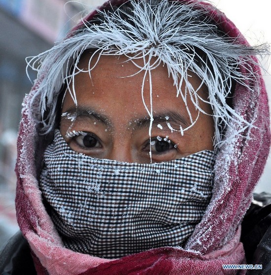 Une femme avec les cheveux, les cils et les sourcils givrés à Hulunbuir, dans la région autonome de Mongolie intérieure (nord), le 29 novembre 2012. La ville a connu ces derniers jours des chutes de neige et une forte baisse des températures. (Photo : Yu Changjun)